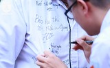 [ẢNH] Nữ sinh Hà Nội bật khóc trong ngày bế giảng